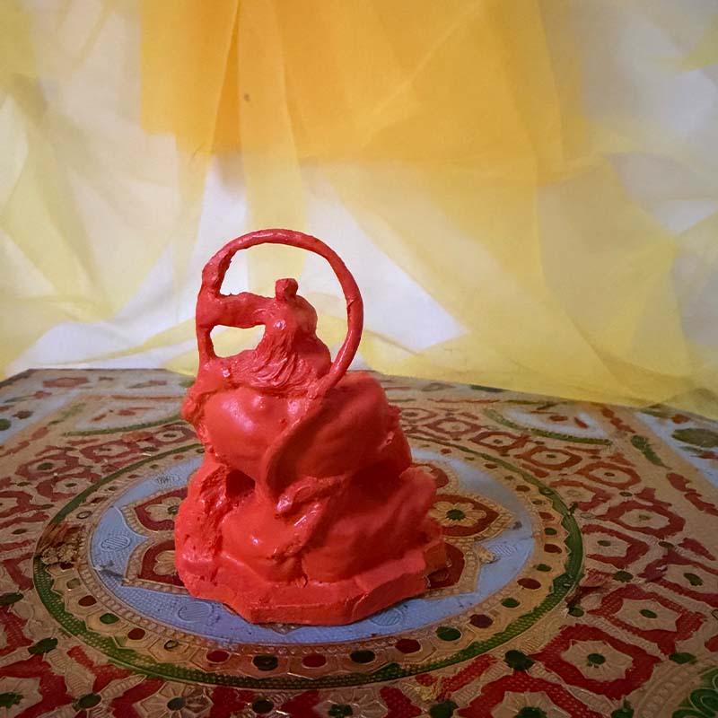 सिंदूरी ध्यान हनुमान जी मूर्ति – 7-दिवसीय प्राण प्रतिष्ठित