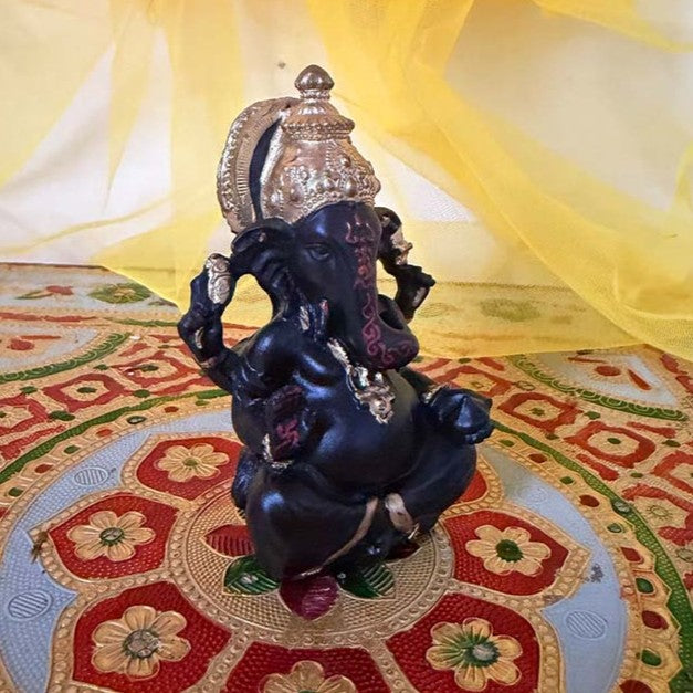 एंटीक ब्लैक एंड गोल्ड श्री गणेश मूर्ति – 7-दिवसीय प्राण प्रतिष्ठित